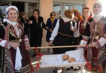 Το έθιμο της “Μπάμπως” στη Νέα Πέτρα Σερρών Μπάμπως