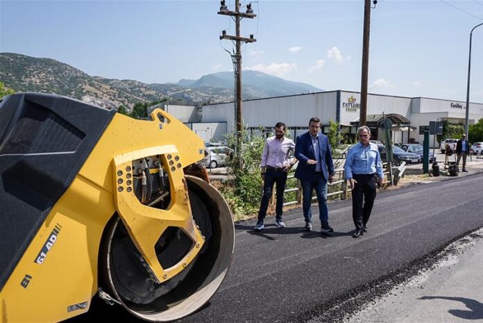 Αυτοψία Τζιτζικώστα στις εργασίες ασφαλτόστρωσης serrespost