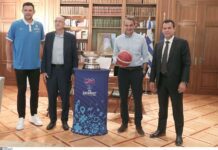 Ο Πρωθυπουργός «υποδέχτηκε» το τρόπαιο του Ευρωμπάσκετ Πρωθυπουργός τρόπαιο Ευρωμπάσκετ-serrespost