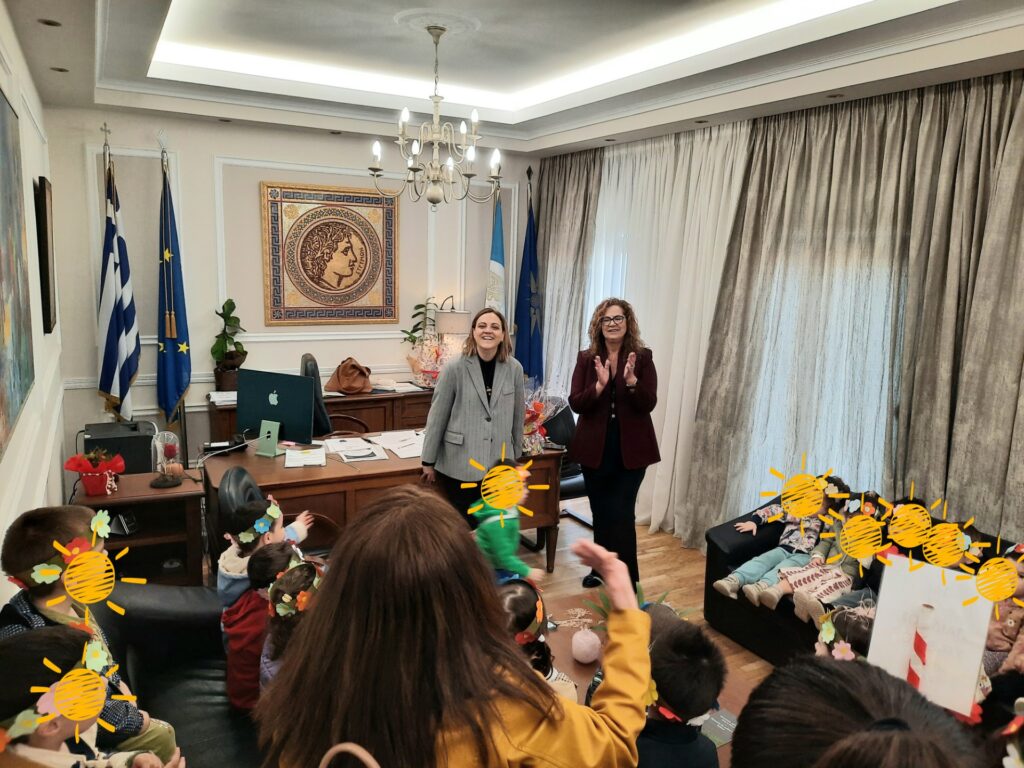 Μαθητές και Μαθήτριες έψαλλαν τα κάλαντα του Λαζάρου στην Δήμαρχο Σερρών