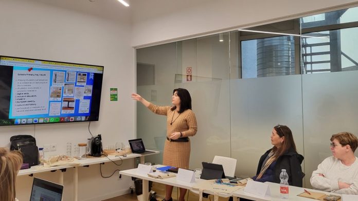 Presentationofschool33 Εκπαιδευτικοί του Δημοτικού Σχολείου Ν.Σουλίου σε Erasmus+