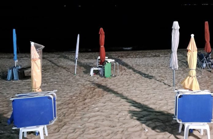 Τούζλα - Κάριανη: Προειδοποίηση Δήμου για "μόνιμες" ομπρέλες