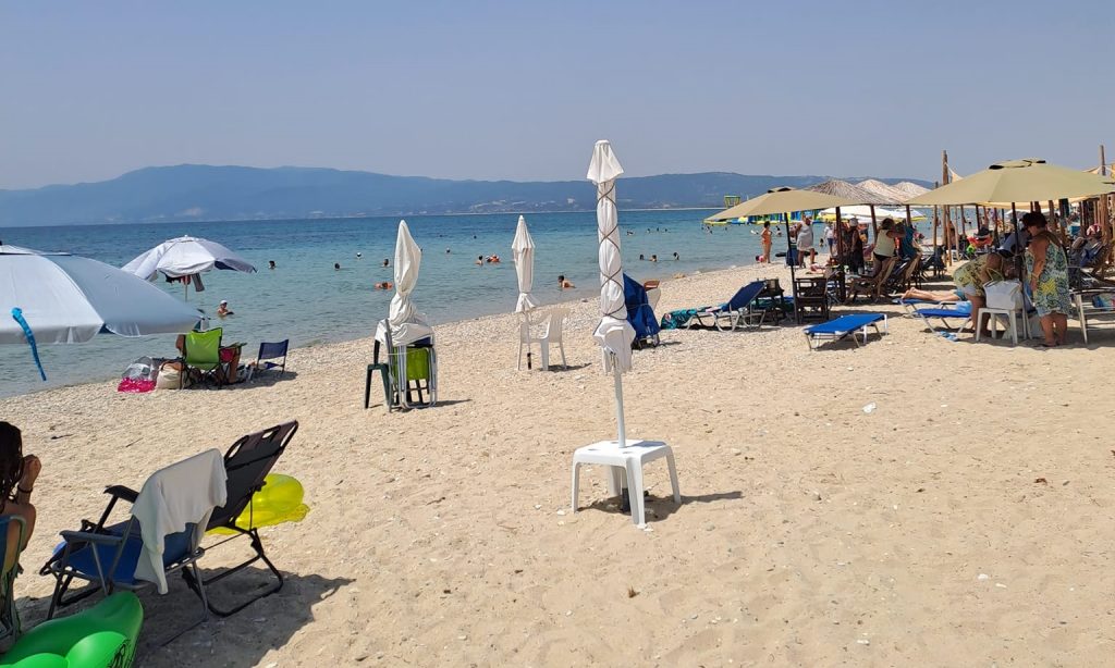 Τούζλα - Κάριανη: Προειδοποίηση Δήμου για "μόνιμες" ομπρέλες