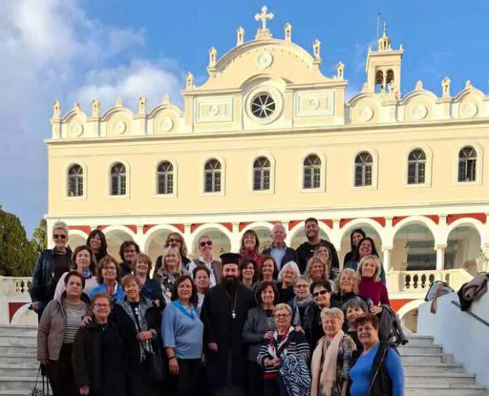 564719471_698575663272379_2940239816468900708_n 200 Σερραίοι προσκυνητές στην Ιερά νήσο Τήνοτης πόλεως Σερρών το τριήμερο 5-8 Οκτωβρίου. Οι εκδρομείς 200 στον αριθμό προσκυνητές, συνοδευόμενοι από τους εφημερίους τους και απο την Δήμαρχο Βισαλτίας κ. Βάνα Πλιάκου, είχαν την ευκαιρία να επισκεφθούν το ευλογημένο νησί της Μεγαλόχαρης και λάβουν την ευλογία της. Πρώτος σταθμός ήταν ο Ναός της Μεγαλόχαρης. Τους προσκυνητές υποδέχθηκαν εγκάρδια ο Πρωτοπρεσβύτερος π. Γεώργιος Φανερός, Γενικός Αρχιερατικός Επίτροπος Τήνου, κληρικοί της Ιεράς Νήσου και μέλη της Διοικούσας Επιτροπής του Ιερού Ιδρύματος Ευαγγελίστριας. Το απόγευμα, συμμετείχαν στην ακολουθία του Εσπερινού και της Ιεράς Παρακλήσεως στην Υπεραγία Θεοτόκο στον Ιερό Ναό Ευαγγελιστρίας. Την επόμενη ημέρα, κατόπιν αδείας του Σεβασμιωτάτου Μητροπολίτου Σύρου κ. Δωροθέου τελέσθηκε ο Όρθρος και Ιερατικό Συλλείτουργο, στο οποίο έλαβαν μέρος οι Ιερείς της Μητροπόλεως μας. Μετά το πέρας της Θείας Λειτουργίας επισκέφθηκαν την Ιερά Μονή Κεχροβουνίου (Αγίας Πελαγίας) και θαύμασαν τα όμορφα γραφικά σοκάκια της χώρας και τα χωριά Κέχρος, Υστέρνια, Πάνορμος, Κίονα, Πύργος και Βολάξ. Επίσης, επισκέφθηκαν διάφορα αξιοθέατα, εκθέσεις και μουσεία. Στην επιστροφή για Σέρρες έκαναν μία στάση στην Ιερά Μονή του Ευαγγελισμού της Θεοτόκου Νέας Μάκρης όπου είχαν την μοναδική ευλογία να προσκυνήσουν το χαριτοβρυτο Ιερό Λείψανο του Αγίου Εφραίμ. Ευχόμαστε ολόψυχα η Παναγία η Μεγαλόχαρη να πρεσβεύει για κάθε ψυχή και να μας ενισχύει σε κάθε βήμα μας! Ακολουθούν, φωτογραφικά στιγμιότυπα από το προσκύνημα.