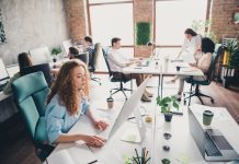 Τι σημαίνει η συμφωνία για τις συλλογικές συμβάσεις εργασίας: Τα κομβικά σημεία που θα διευκολύνουν την αύξηση μέσων μισθών office_workers_arxeio_nn