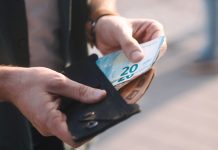 Δώρο Χριστουγέννων: Νωρίτερα φέτος η καταβολή του – Η πλατφόρμα για τον υπολογισμό του doro