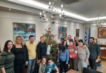 Τα παιδιά του ΚΔΑΠ ΜΕΑ Δ.Σερρών στόλισαν τα χριστουγεννιάτικα δέντρα στο Δημαρχείο Τα παιδιά του ΚΔΑΠ ΜΕΑ Δ.Σερρών στόλισαν Δημαρχείο