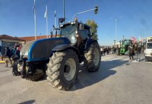 Με τρακτέρ, κόρνες και καπνογόνα διέσχισαν τη Θεσσαλονίκη και έφτασαν στο λιμάνι οι αγρότες, κλειστές οι πύλες agrotes__2_