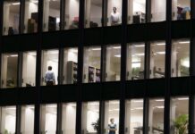 6 στους 10 εργαζόμενους δεν φεύγουν από τη δουλειά τους ακόμα κι αν τους πνίγει ERGAZOM