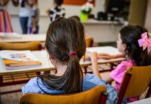 Επιστροφή στα σχολεία με αλλαγές: Λιγότερα παιδιά, νέα βιβλία, FinStart και ξένες γλώσσες sxoleio