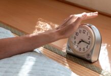 Άλλο ένα snooze ή σηκωνόμαστε αμέσως; Τι συμβαίνει στον εγκέφαλο όταν ξανακοιμόμαστε snooze